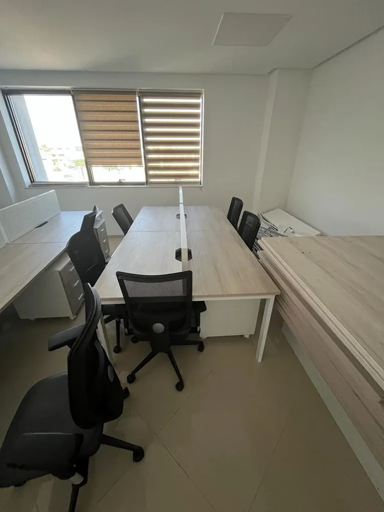 Bureaux et mobilier professionnel installés après un déménagement d’entreprise à Tunis