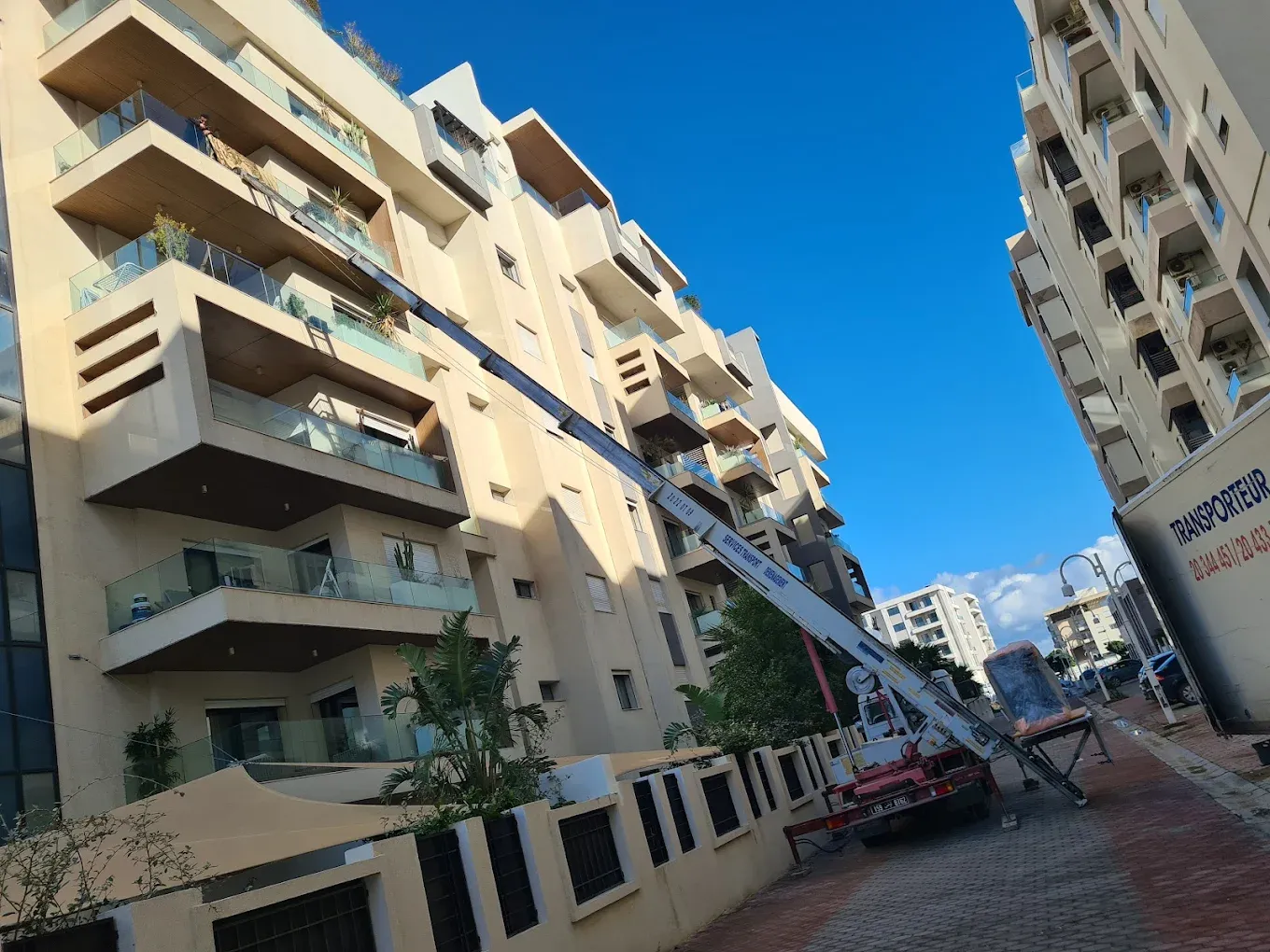 Monte-meuble Ben Aissa Transport déployé sur la façade d’une résidence pendant un déménagement à Tunis